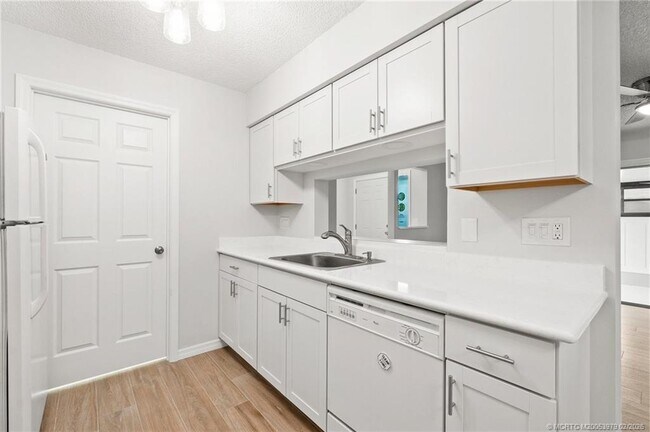 Building Photo - 4047 NW Cinnamon Tree Cir