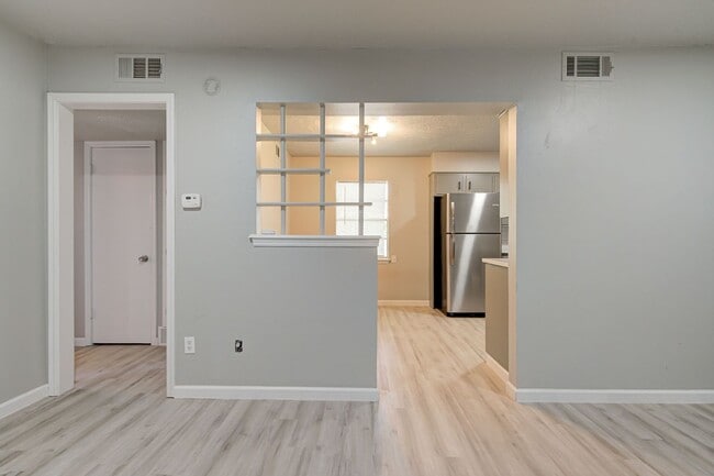 Building Photo - RECENTLY REMODELED!! 1 Bed 1 Bath 1 Mile West of OU Campus