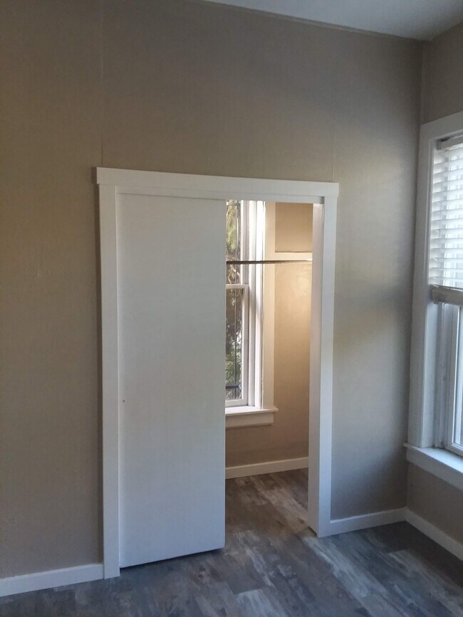 Building Photo - Cap Hil Adorable 1 Bedroom Available Now!