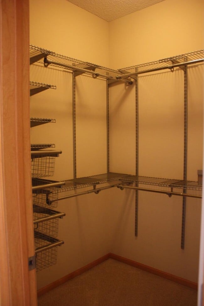 Building Photo - 711 Willow Glen Dr