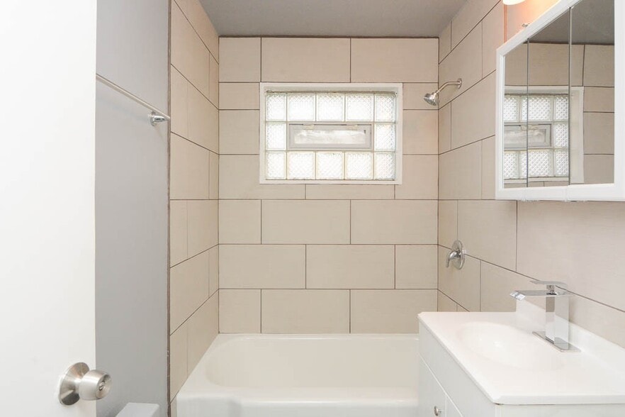 Building Photo - 7435 N Winchester Ave