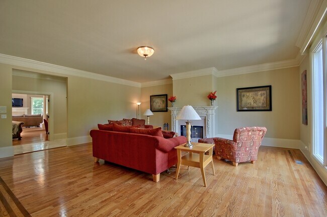 Building Photo - 335 Birkdale Dr