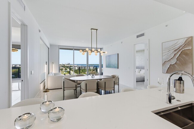 Building Photo - 220 Lake Shore Dr