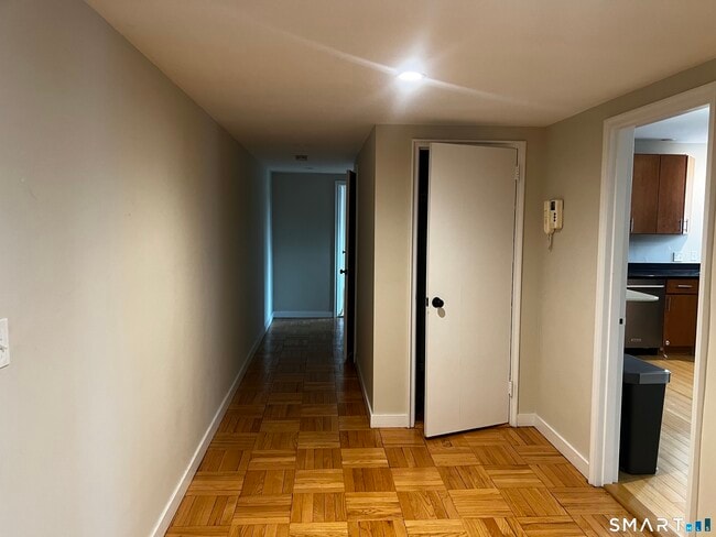 Building Photo - 869 Farmington Ave