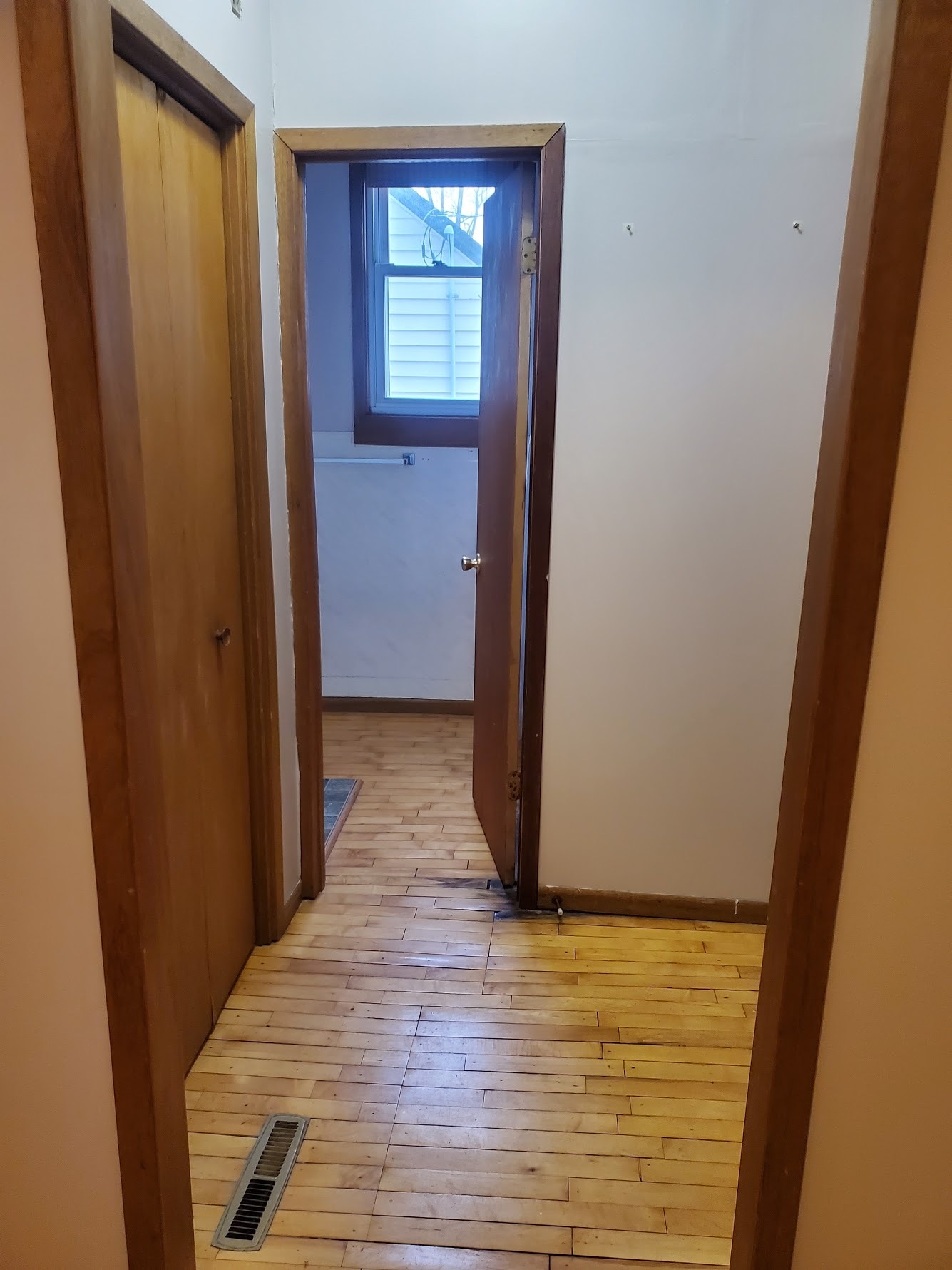 Building Photo - 616 Fillmore st ne