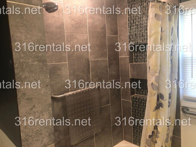 Building Photo - $1095 - 4 bed 2 bath - Single Family Home