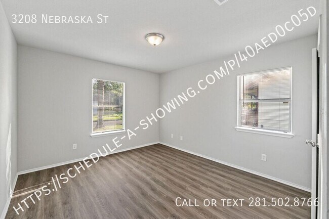 Building Photo - 3208 Nebraska St