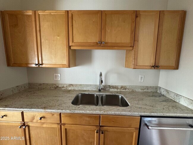 Building Photo - 7550 N 12th St