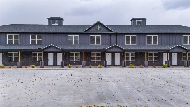 Building Photo - 913 W 9th St