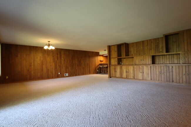 Building Photo - Stunning 4 Bedroom Home with Pond Access