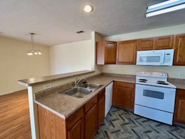 Building Photo - Great 2 Bedroom 2 Bathroom condo on the ea...