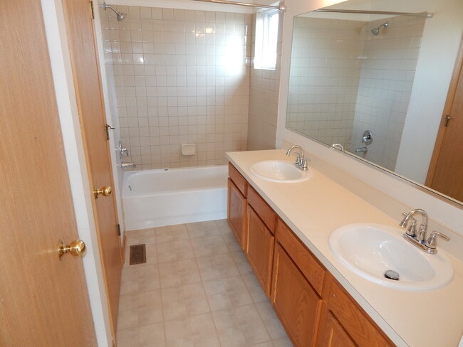 Building Photo - 2800 E Bridleway Ct