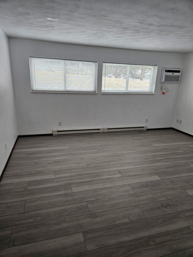 Building Photo - Woodridge Apartments- 1003