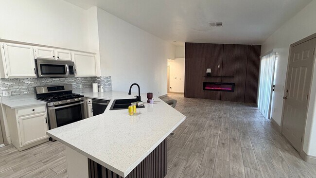 Building Photo - 2050 Los Feliz St