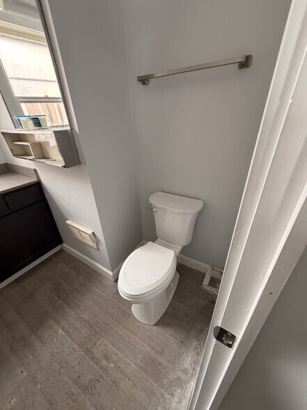 Building Photo - 412 Hillview Plz