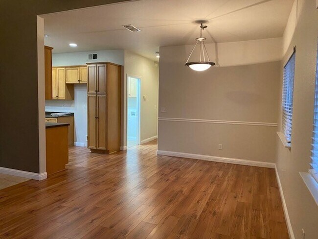 Building Photo - AVAILABLE NOW! Roseville 2 bed/2.5 bath, 2 Story Townhome!