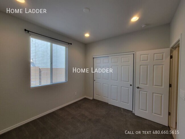 Building Photo - 25932 W Quail Ave