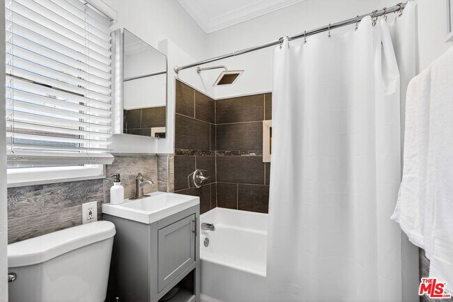 Building Photo - 5919 Lexington Ave