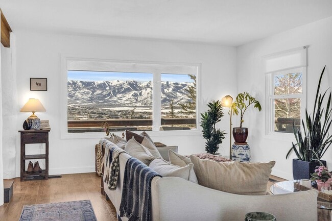 Building Photo - SILVER CREEK HORSE PROPERTY