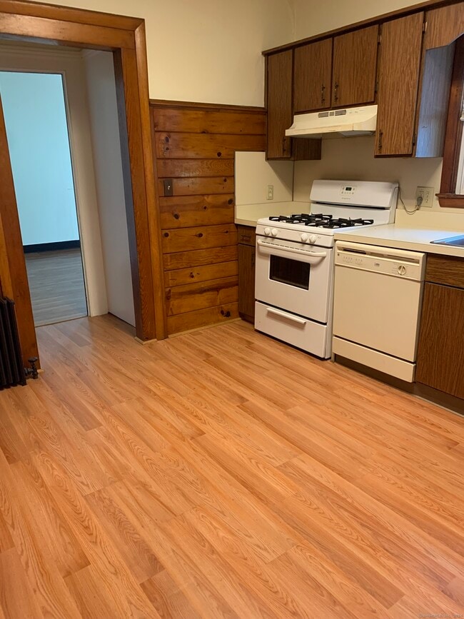 Building Photo - 230 Meadow St