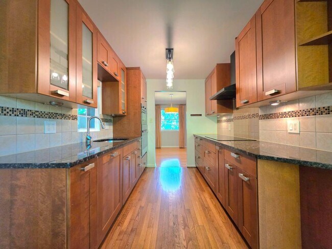 Building Photo - 2215 Collingwood Rd