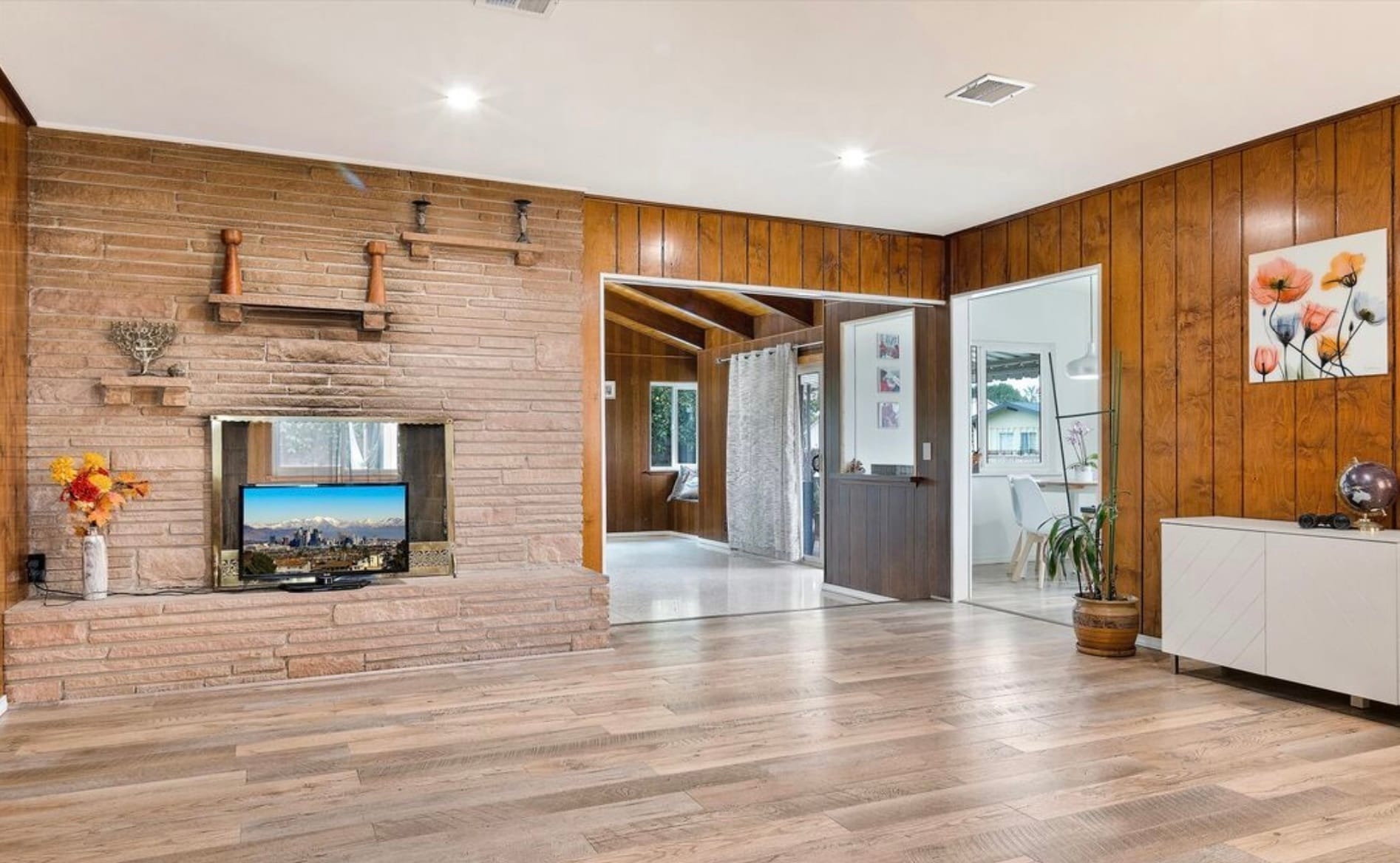 Building Photo - 10100 Sophia Ave