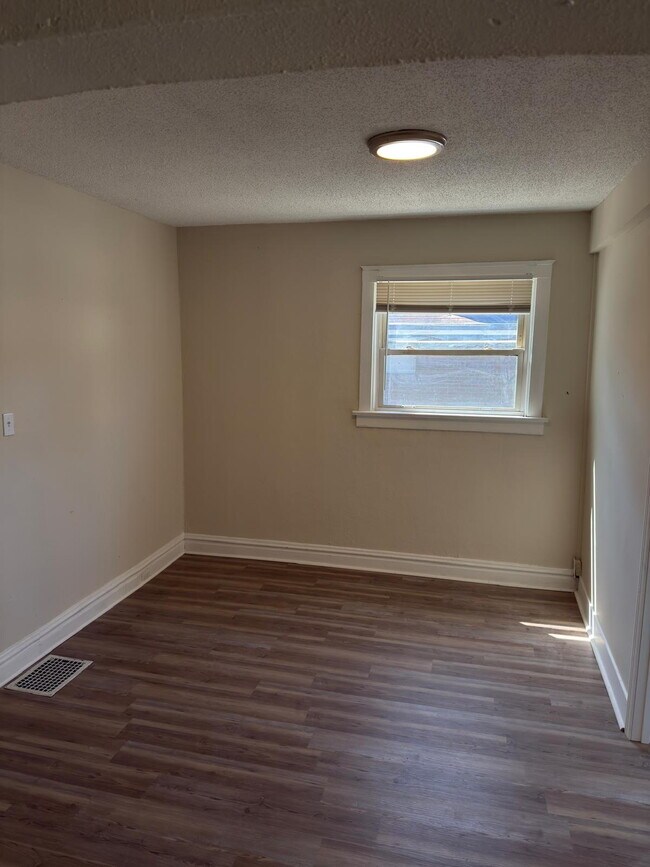 Building Photo - Cozy & Functional Living in St. Louis – 4-...