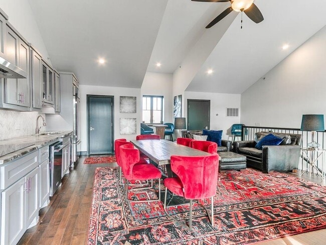 Building Photo - 115 NE 3rd St