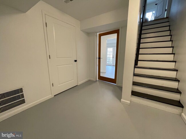 Building Photo - 136 Scott St