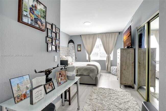 Building Photo - 7921 Sanibel Dr