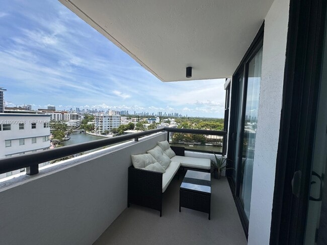 Building Photo - 2555 Collins Ave