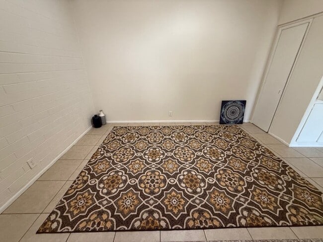 Building Photo - Freshly Updated 2 Bed / 1 Bath Apartment in Glendale!