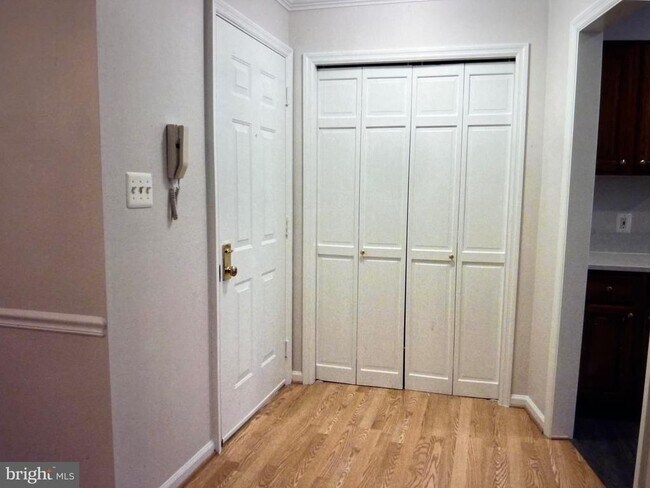 Building Photo - 7256 Glen Hollow Ct