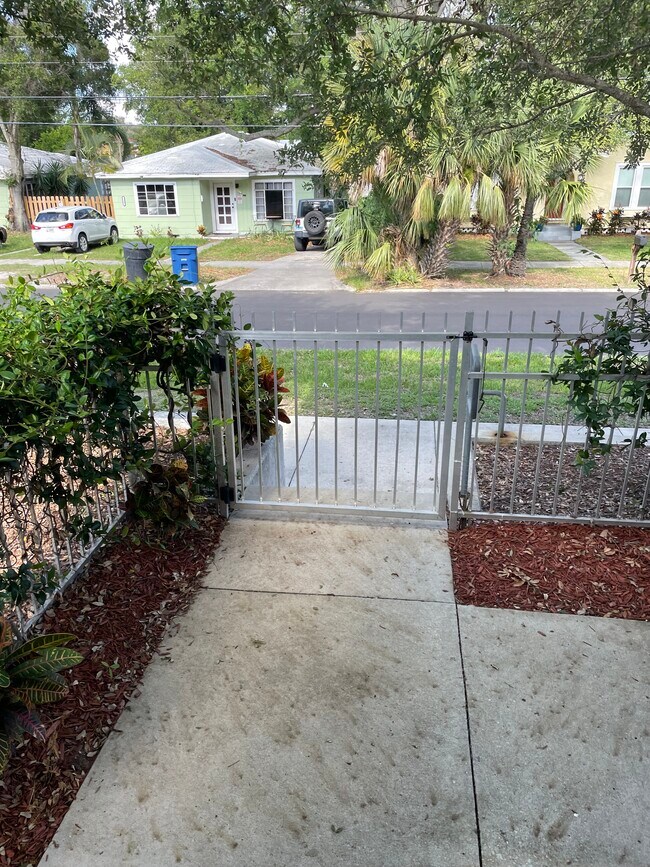 Building Photo - 118 N Fredrica Ave