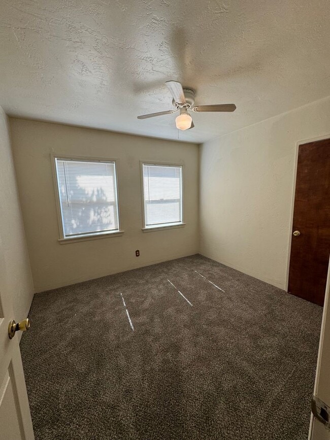 Building Photo - Spacious home near Bakersfield College!