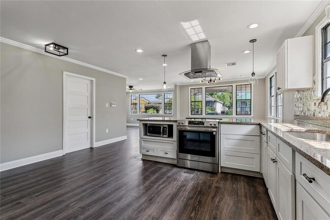 Building Photo - 1828 Alvar St