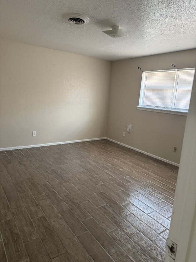 Building Photo - Spacious 2 bedroom with applicances