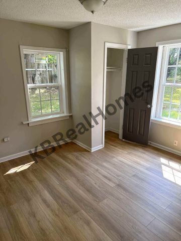 Building Photo - 1038 N Claybrook St