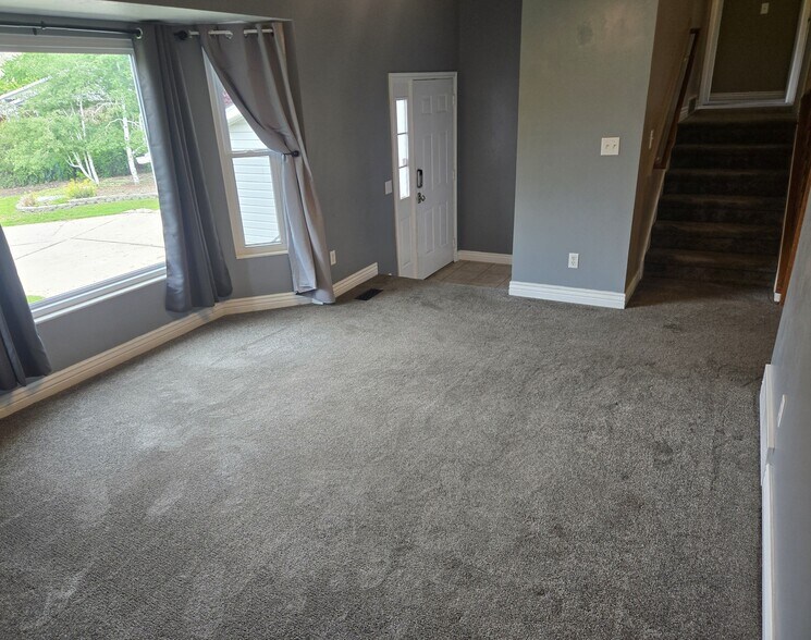 Living Room - 315 W 750 N