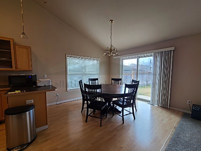 Building Photo - 3 Bedroom 2 Bathroom Home