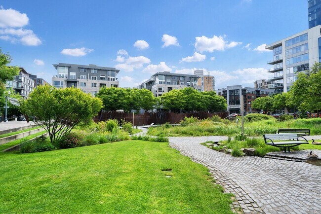 Building Photo - 2 Bed, 2 Bath Bright & Modern Condo in the Pearl District - Now Available!