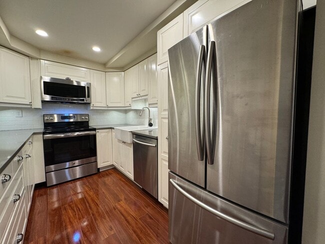 Building Photo - Spacious 2 Bed 2 Bath Condo In Vibrant The...