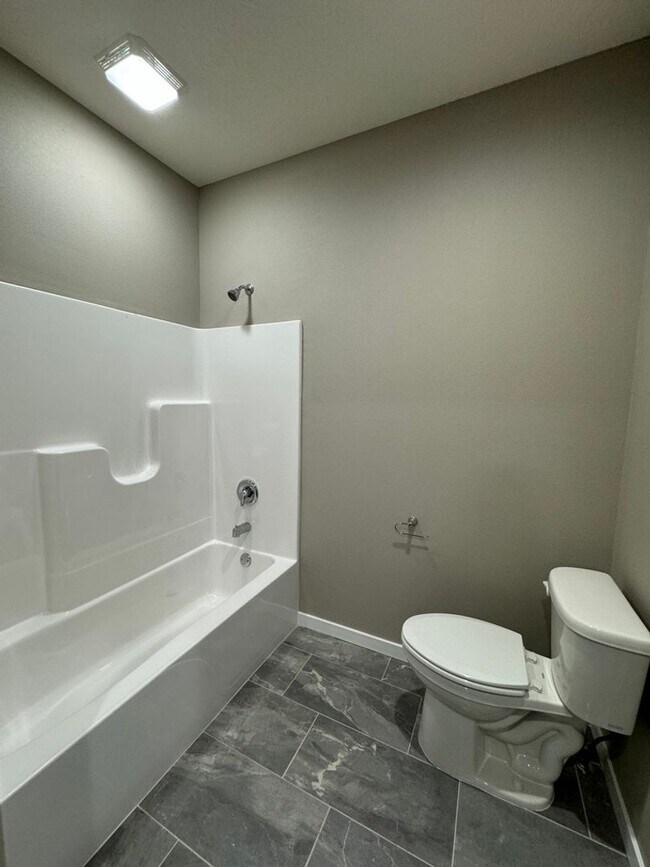 Building Photo - Newer 4 Bedrooms/2 Baths/Oversized 2 Car Garage Home Coming Available!
