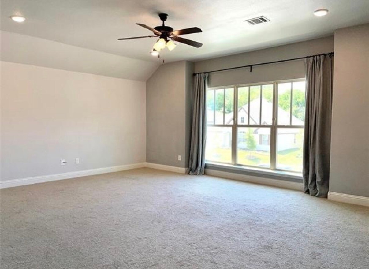 Building Photo - 560 Inwood St