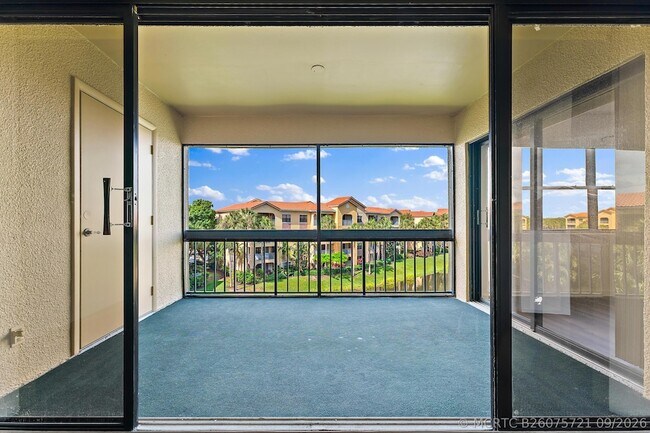 Building Photo - 700 Uno Lago Dr