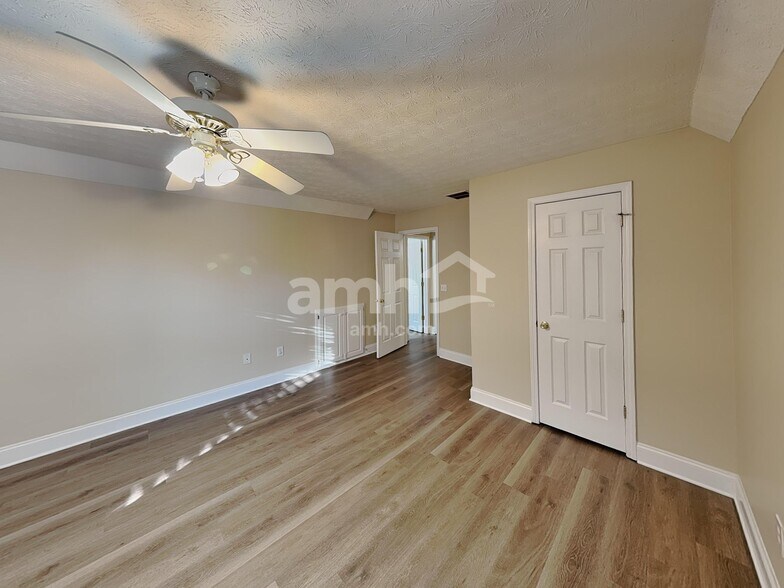 Building Photo - 887 Kendall Park Dr