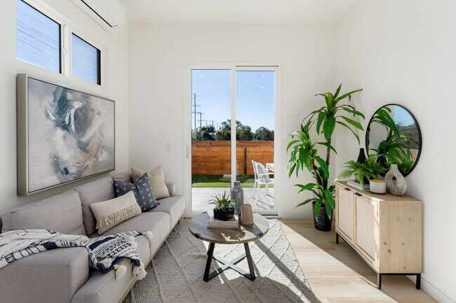 Building Photo - Top Floor, Laundry, Luxurious and Newly Built