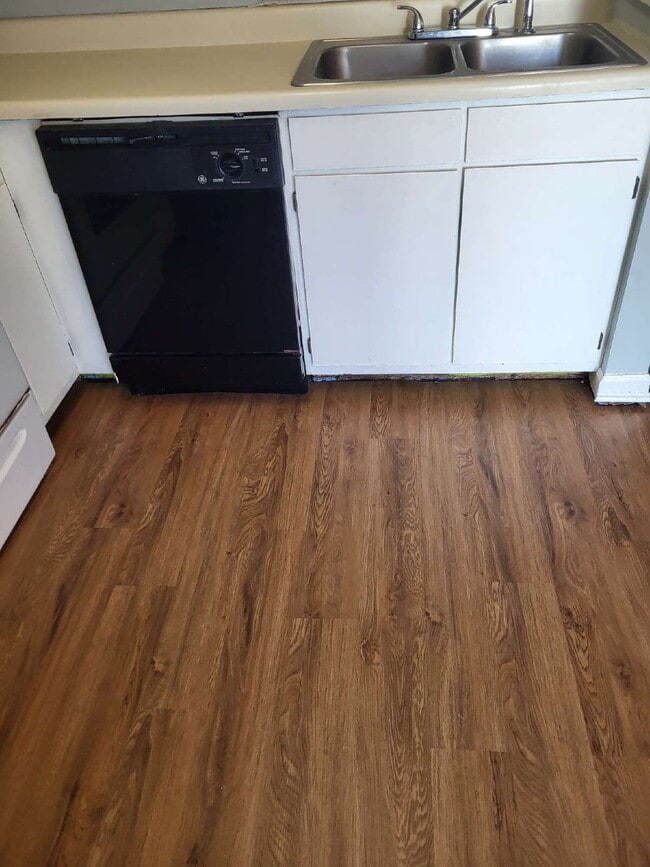 Building Photo - "Charming Goose Creek Townhouse: Cozy 2-Bedroom Retreat with Fireplace!"