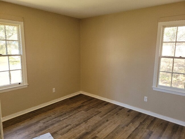 Building Photo - 3 bed 1 bath for rent