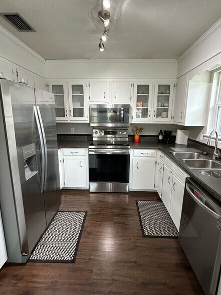 Building Photo - 203 La Bonne Dr